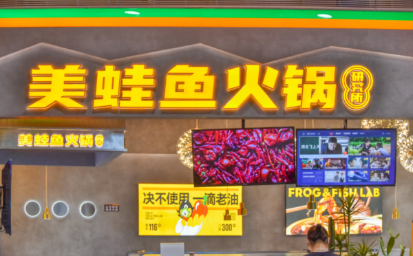 味之绝通过打造特色天花板，为餐厅呈现了吸睛的氛围感！